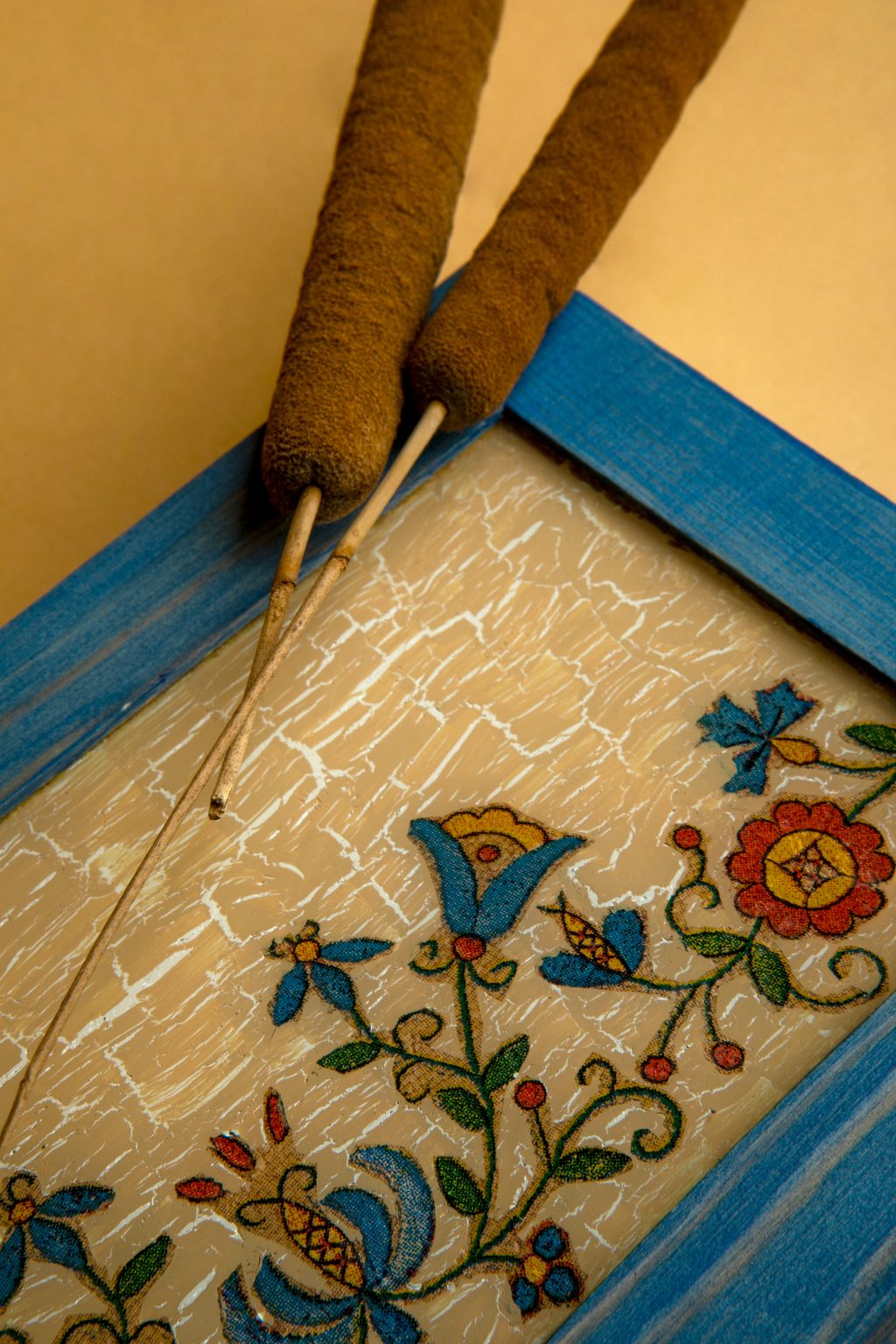 Caja de madera con cristal pintada