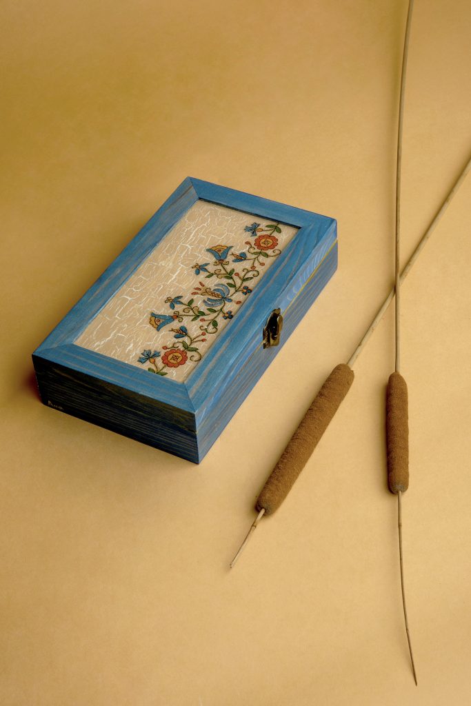 Caja de madera con cristal pintada