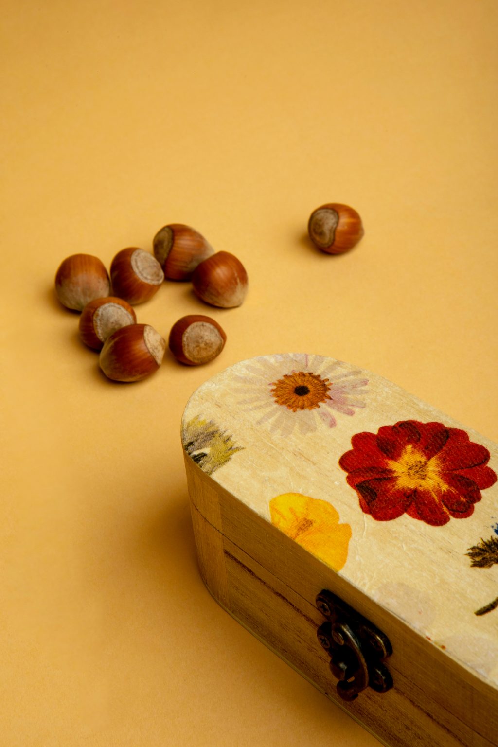 Caja de madera pintada