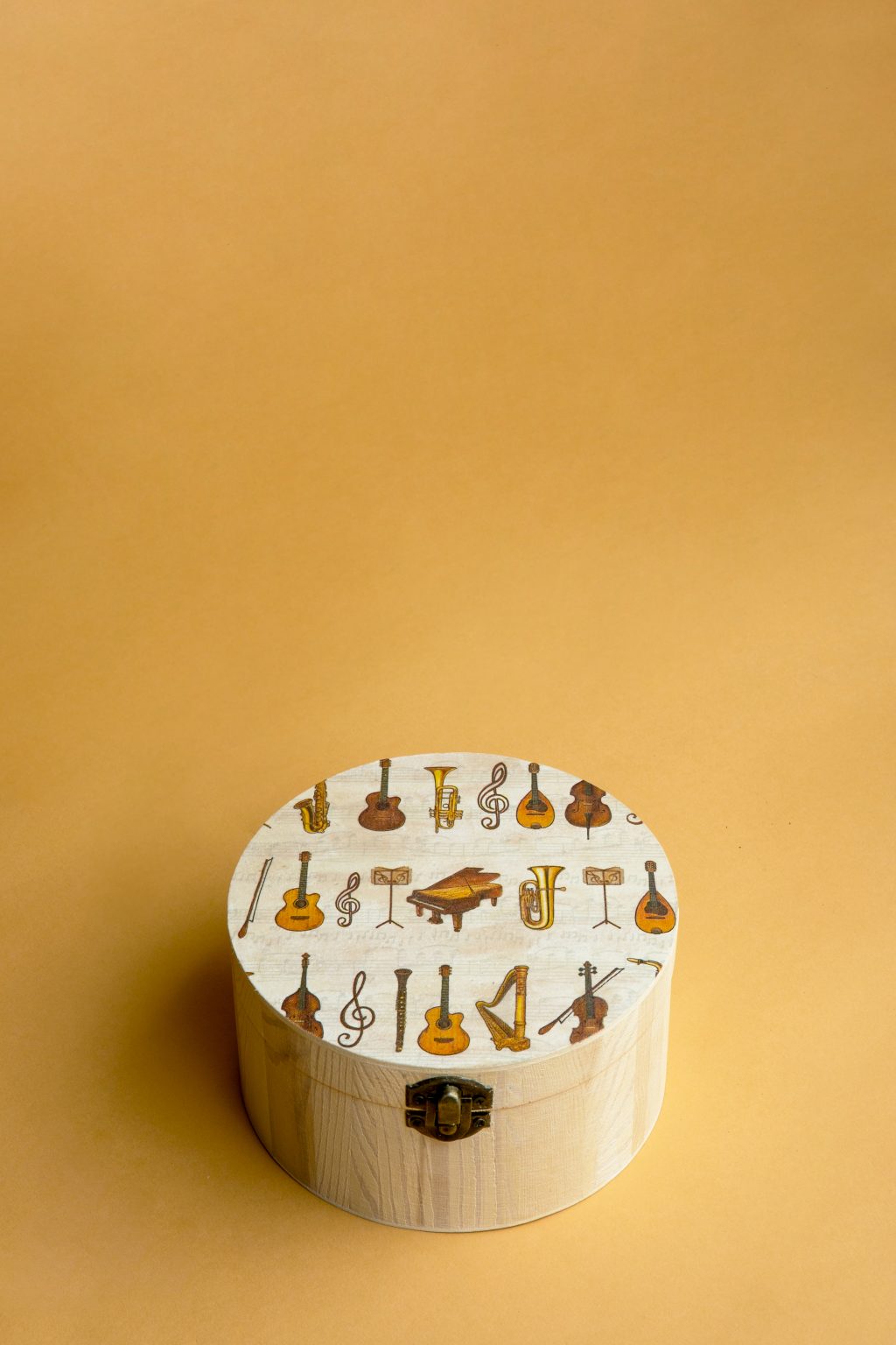 Caja de madera pintada