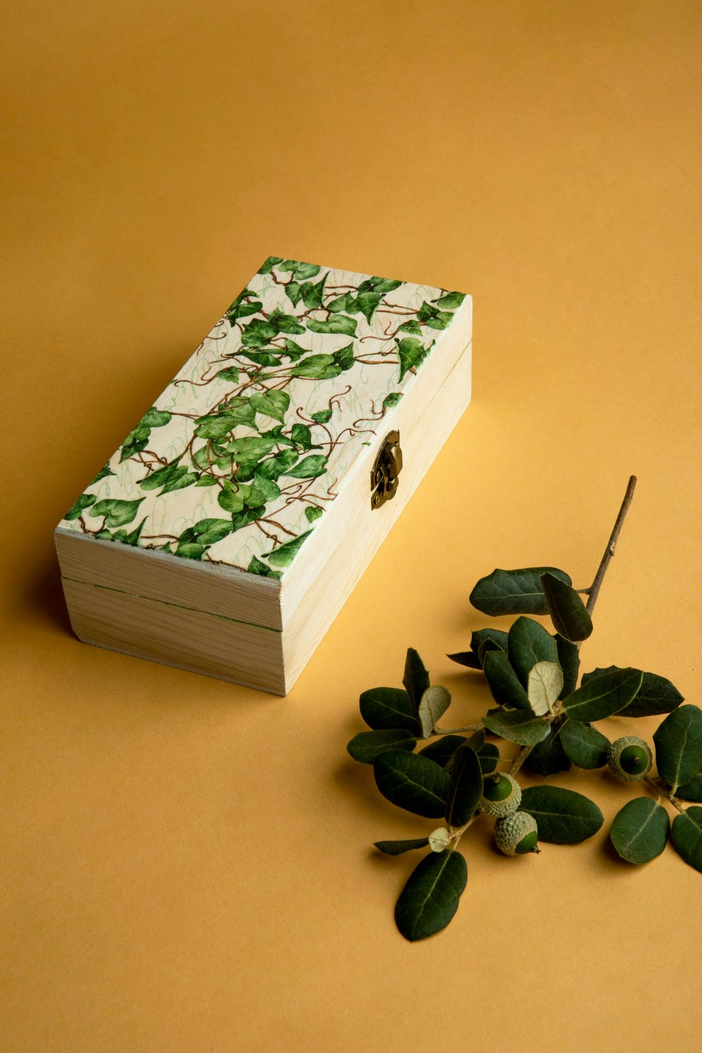 Caja de madera pintada