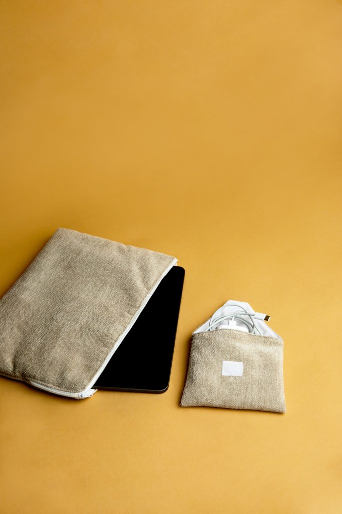 Funda de tela para tablet y cargador